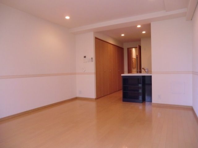 居室・リビング　広々洋室12.7帖　カウンターキッチン