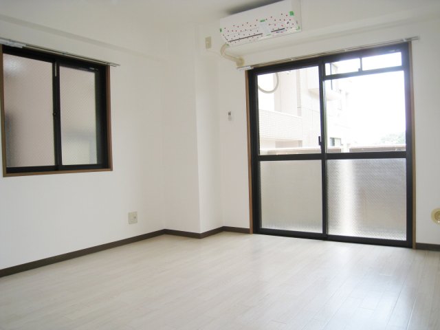 居室・リビング　同物件別号室