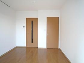 居室・リビング　同物件の別のお部屋の写真です。