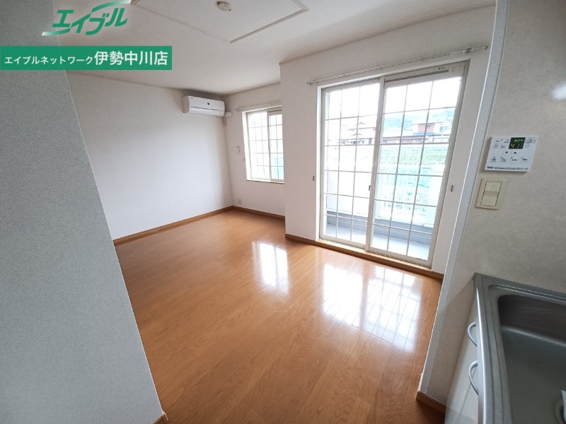 居室・リビング　同物件別部屋の反転タイプ