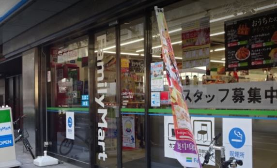 コンビニ　ファミリーマート 代々木四丁目店（コンビニ）まで120m