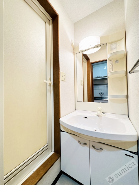 洗面設備　独立洗面台付きでございます。