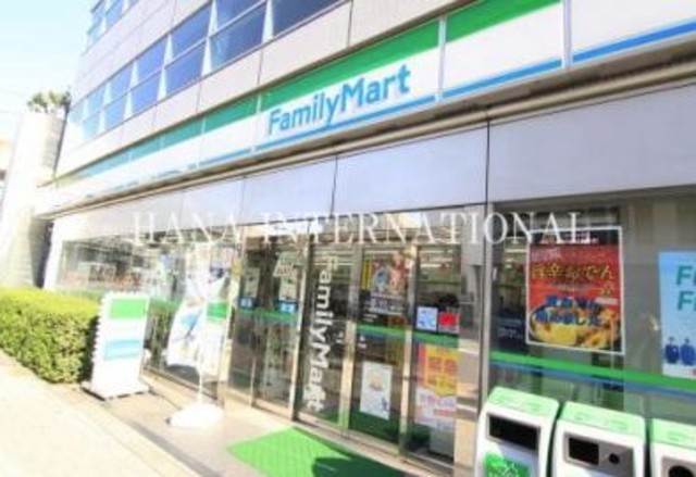 コンビニ　ファミリーマート千住警察署前店（コンビニ）まで74m