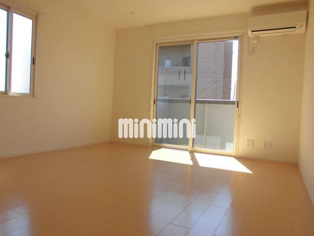 居室・リビング　角部屋なので２ヶ所に窓があります