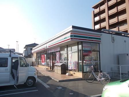 コンビニ　セブンイレブン（コンビニ）まで550m