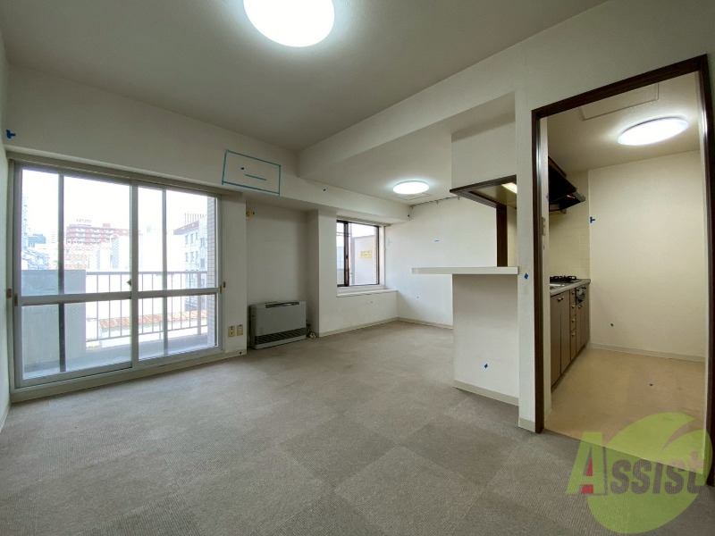居室・リビング　日当たりが良くて心地よく過ごせそうなお部屋です。