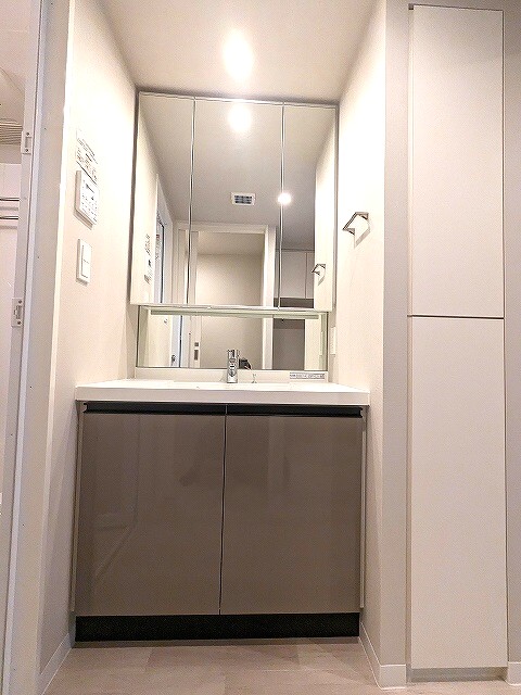 洗面設備　三面鏡付、ハンドシャワー付、独立洗面室