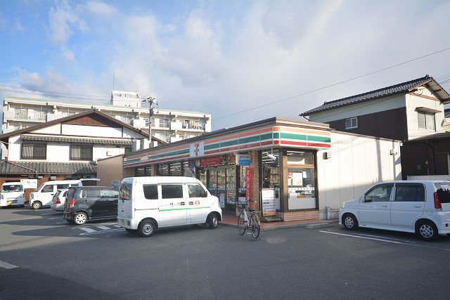 コンビニ　セブンイレブン（コンビニ）まで300m