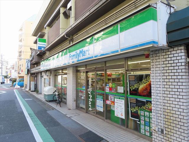 コンビニ　ファミリーマート（コンビニ）まで747m