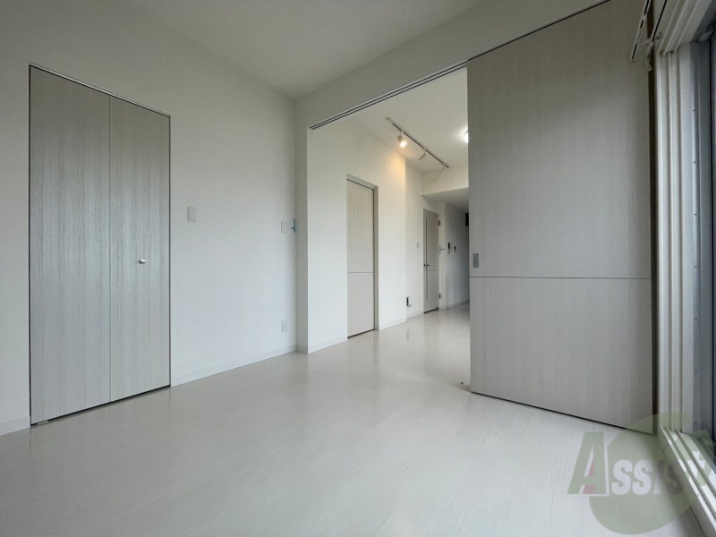 その他部屋・スペース　寝室はこちらです。光が差し込む、温かみのあるお部屋です。