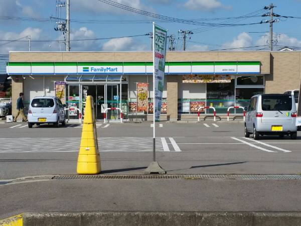 コンビニ　ファミリーマート高岡中川栄町店（コンビニ）まで550m