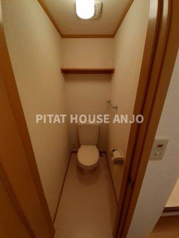 トイレ　落ち着いた色調のトイレです