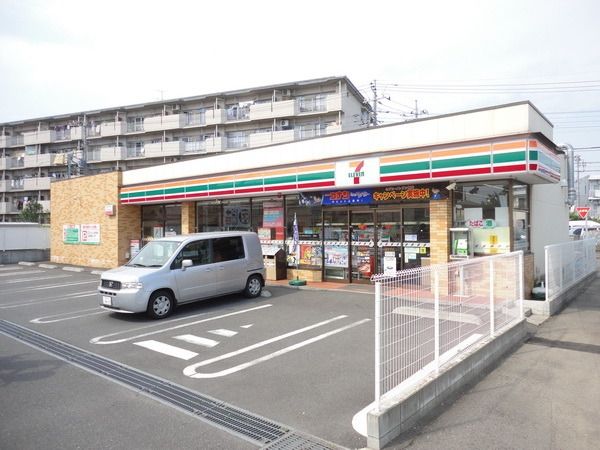 コンビニ　セブンイレブン（コンビニ）まで590m