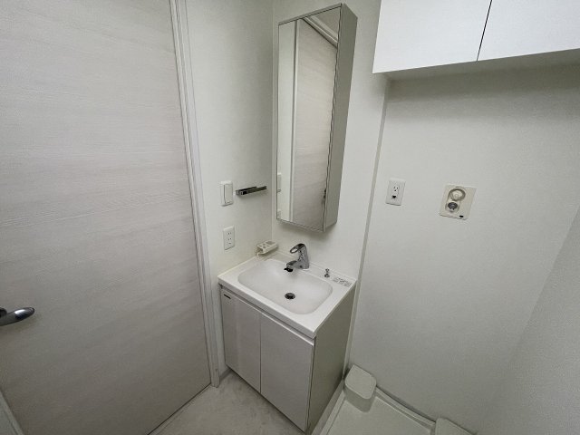 洗面設備　明るい洗面所です