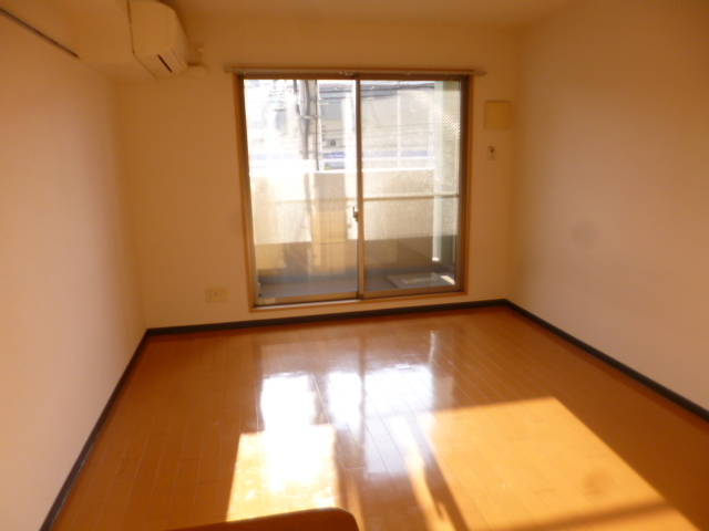 居室・リビング　西日が入ってキレイなお部屋です
