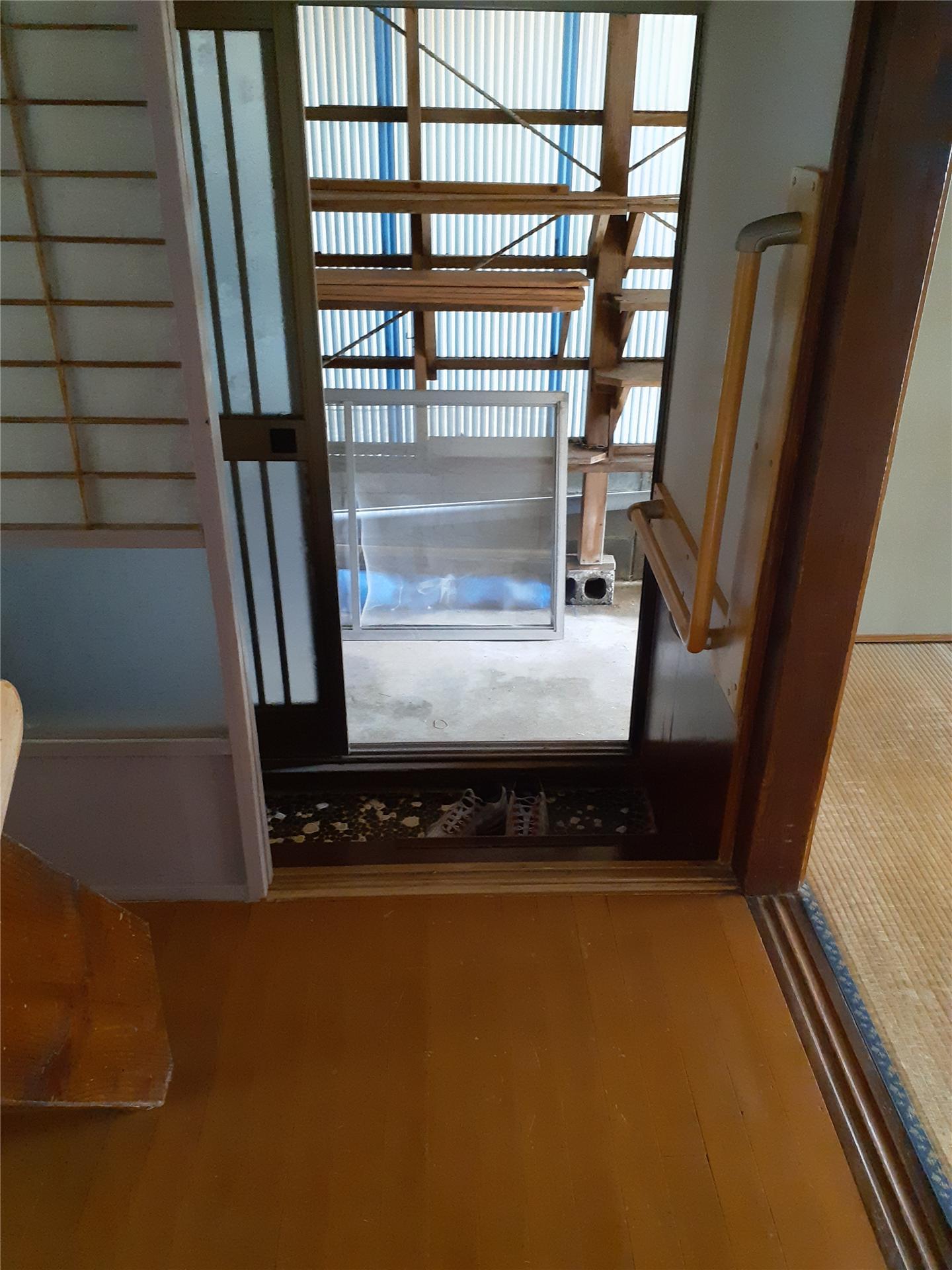 出北貸家の玄関写真