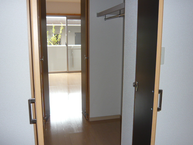 収納　ウォークスルークローゼット（２部屋から出入りできます）です