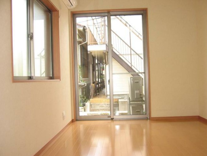 居室・リビング　２面採光の室内