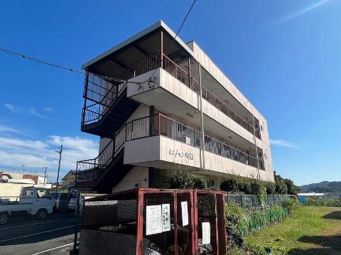 松阪市久保町のアパートの建物外観