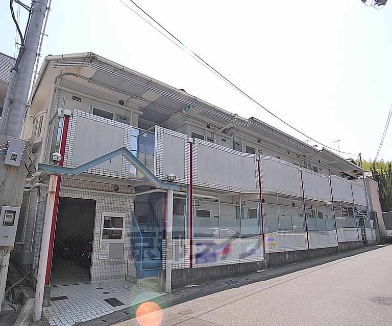 京都市西京区御陵北山町のアパートの建物外観
