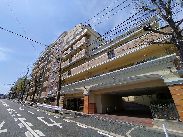 神戸市兵庫区鵯越町のマンションの建物外観