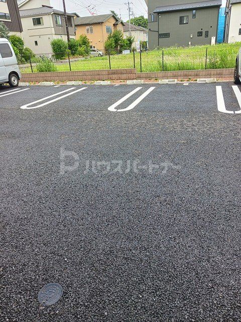 【ブライト　セゾンの駐車場】