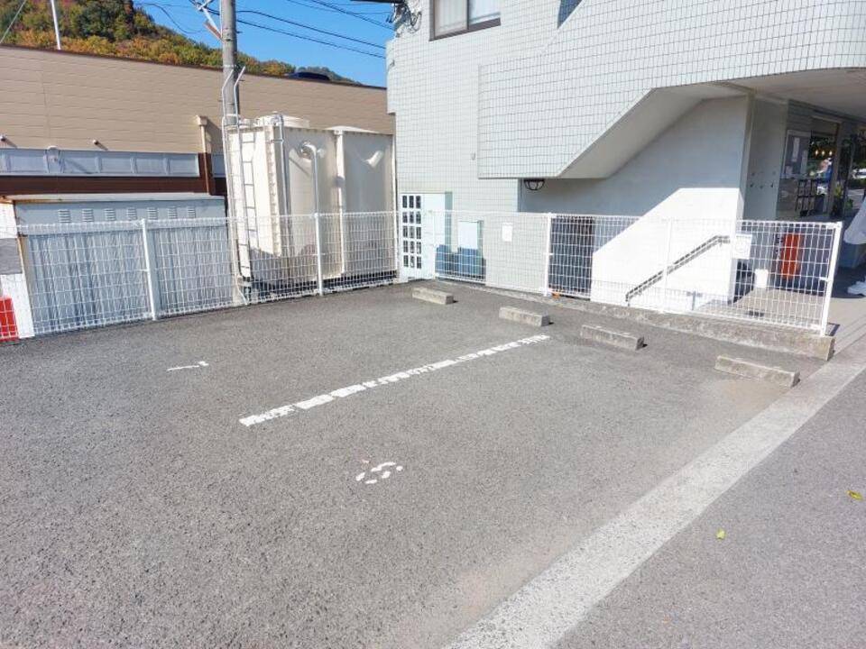 【松山市溝辺町のマンションの駐車場】