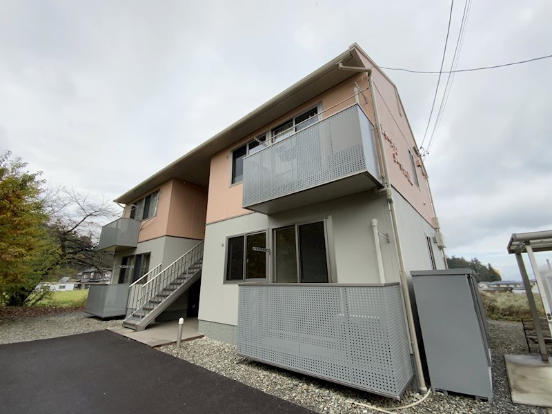 松本市波田のアパートの建物外観