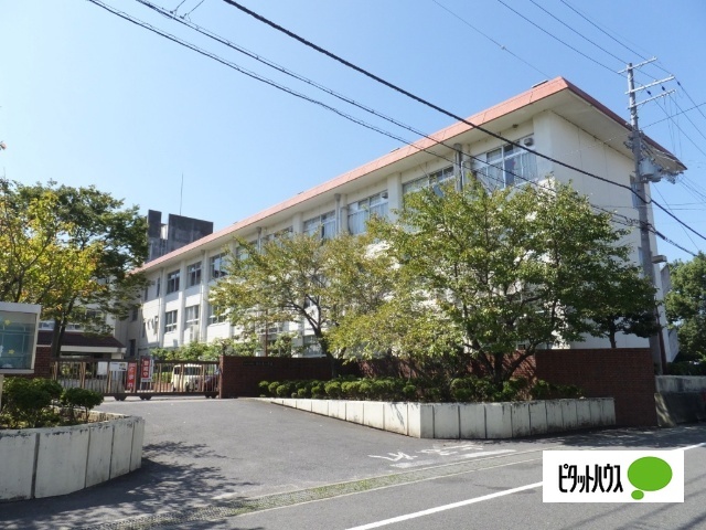 【近江八幡市堀上町のアパートの小学校】