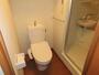 トイレ　トイレ内にお風呂の入口扉があります