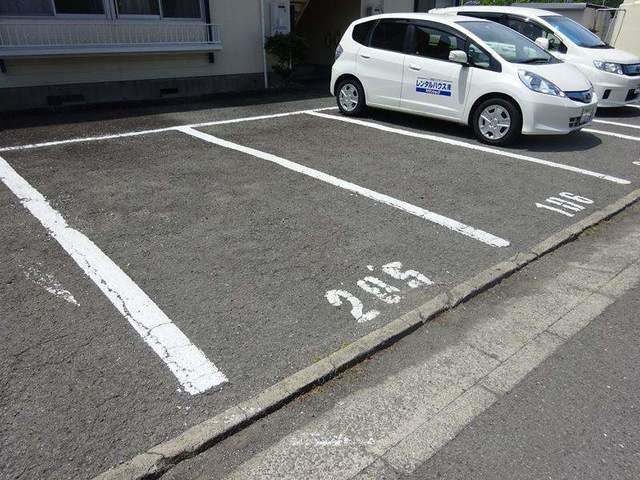 【和歌山市塩屋のアパートの駐車場】