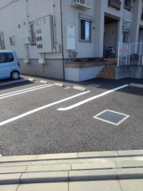 【西多摩郡日の出町大字平井のアパートの駐車場】