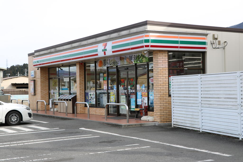 コンビニ　セブンイレブン都留市駅前店（コンビニ）まで279m