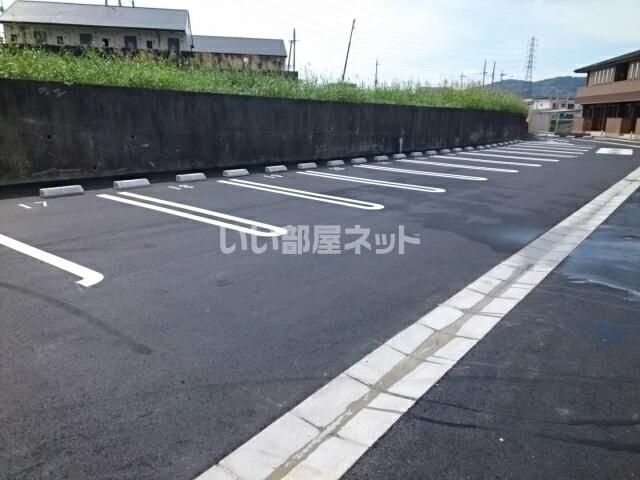 【岩出市岡田のアパートの駐車場】