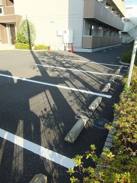 【厚木市岡田のアパートの駐車場】