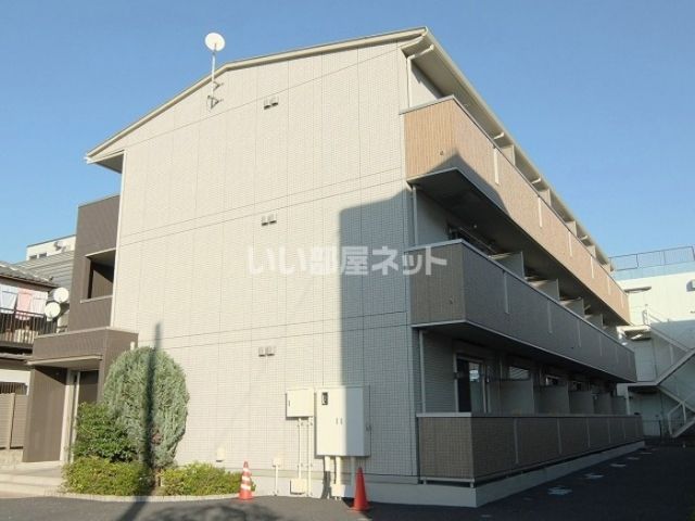 厚木市岡田のアパートの建物外観