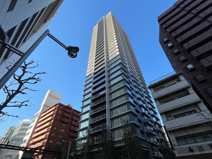 新宿区四谷のマンションの建物外観