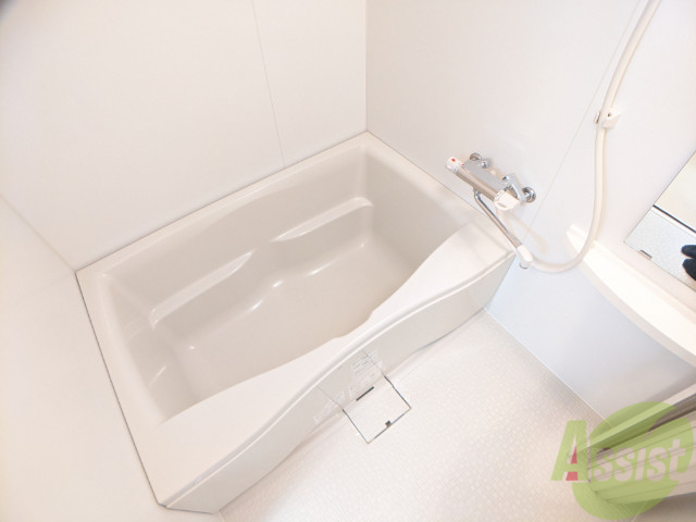 バス・シャワールーム　広くてきれいなバスルーム、鏡も大きくて不便はありません