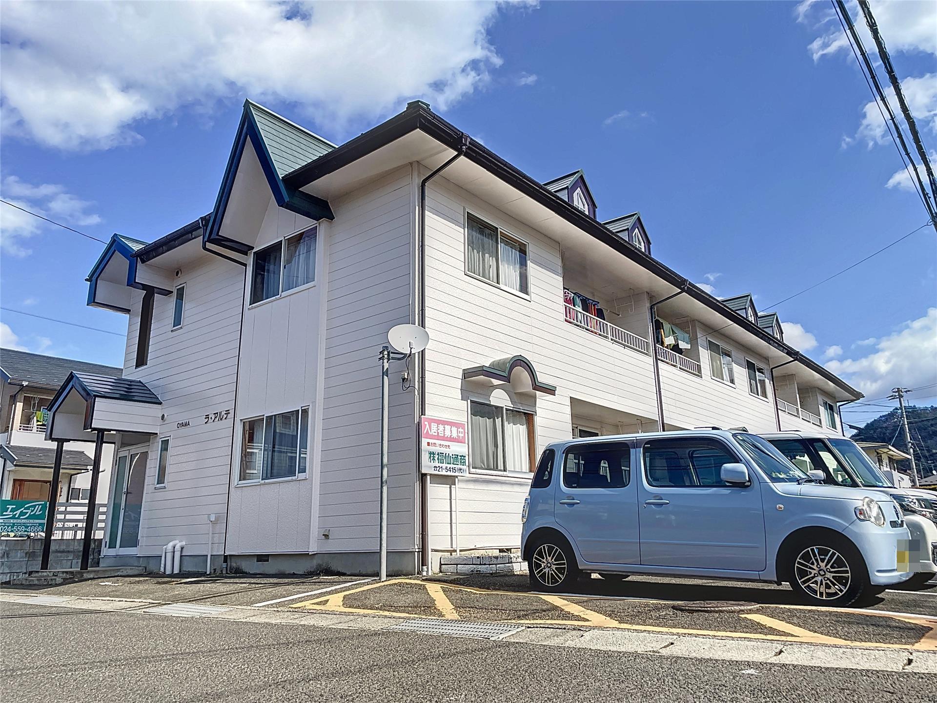 建物外観　仮。車、雲ない日に撮り直し。