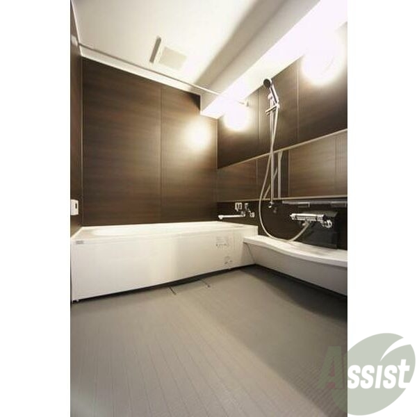 バス・シャワールーム　バスルームは狭すぎず、シャワーも浴びやすそうです。