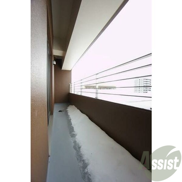 バルコニー　バルコニーは幅があり、広い印象を受けました。