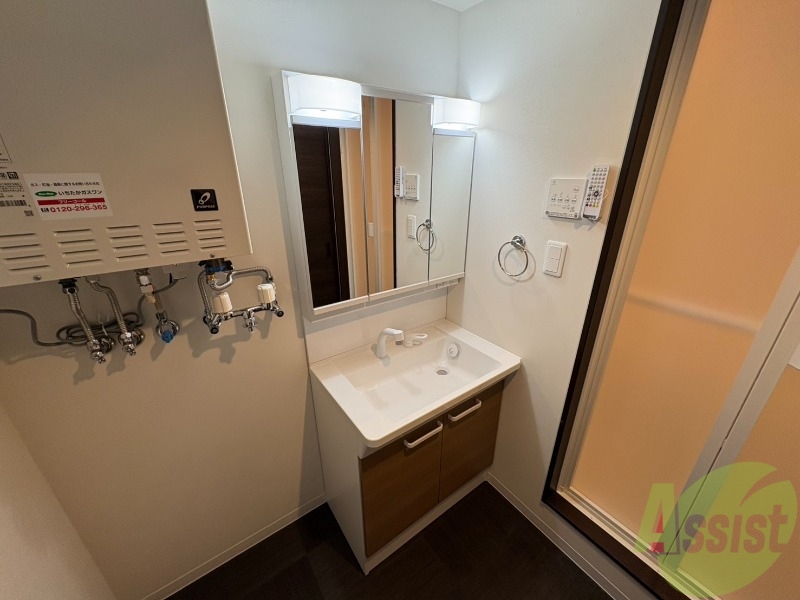 洗面設備　収納も豊富で使い勝手の良い洗面化粧台です。