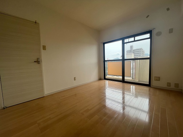 居室・リビング　同物件、別号室のものです。