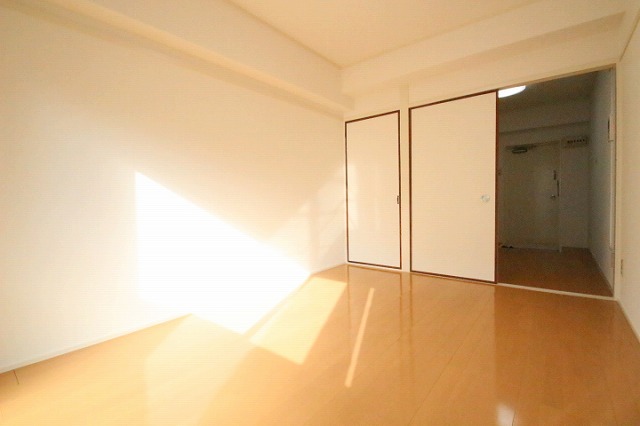 居室・リビング　同物件、別号室のものです。