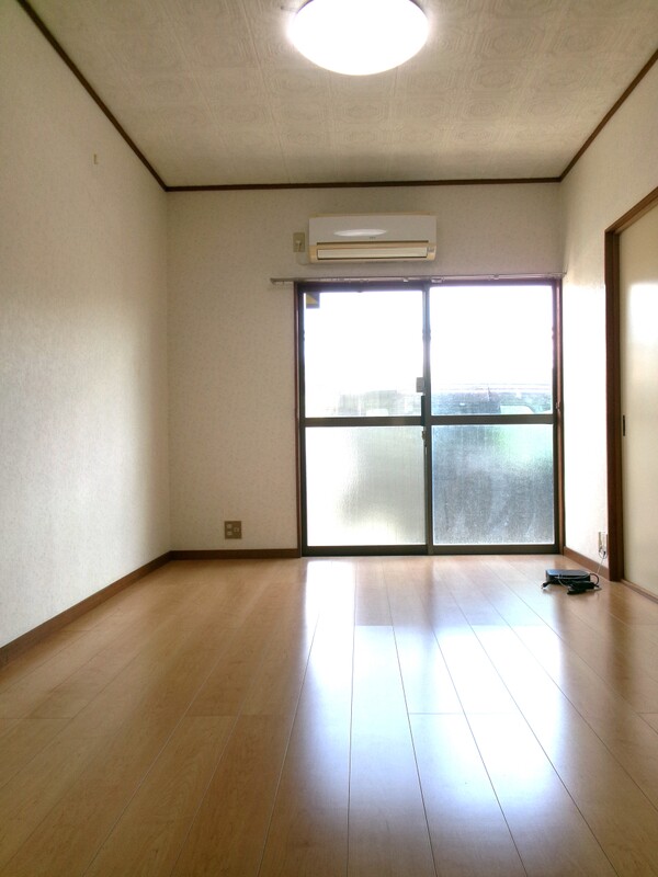 神山マンションの居間写真