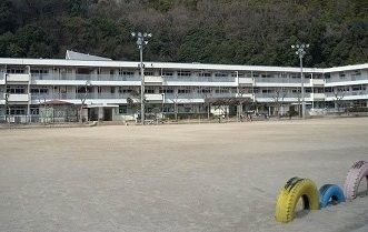 小学校　広島市立上温品小学校（小学校）まで650m