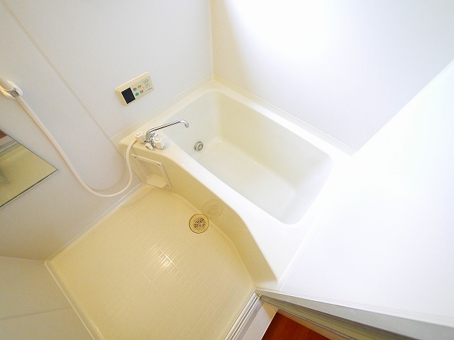 バス・シャワールーム　コンパクトで使いやすいお風呂です