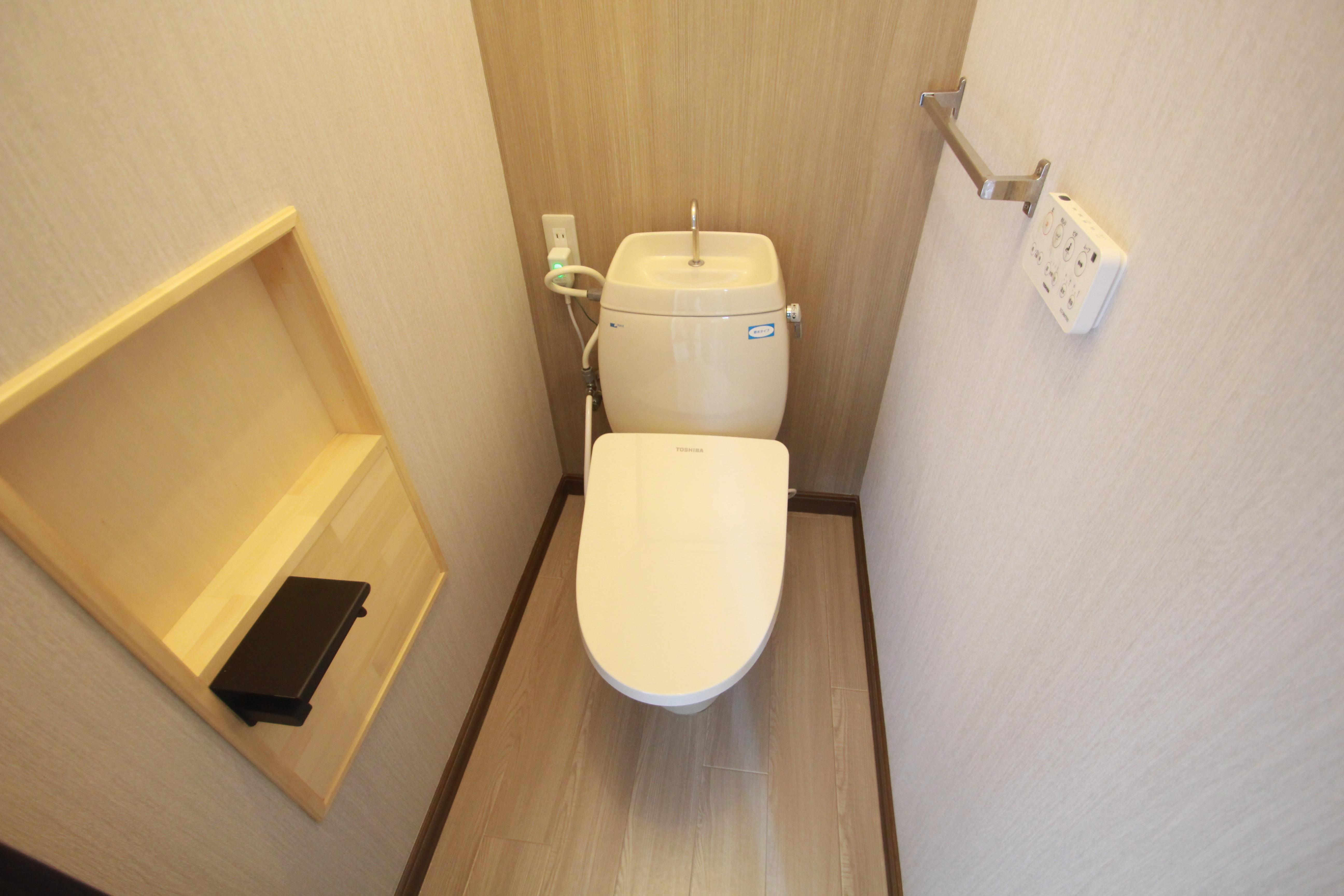 トイレ　ウォシュレット付きトイレで、トイレホルダーも新しくしておしゃ