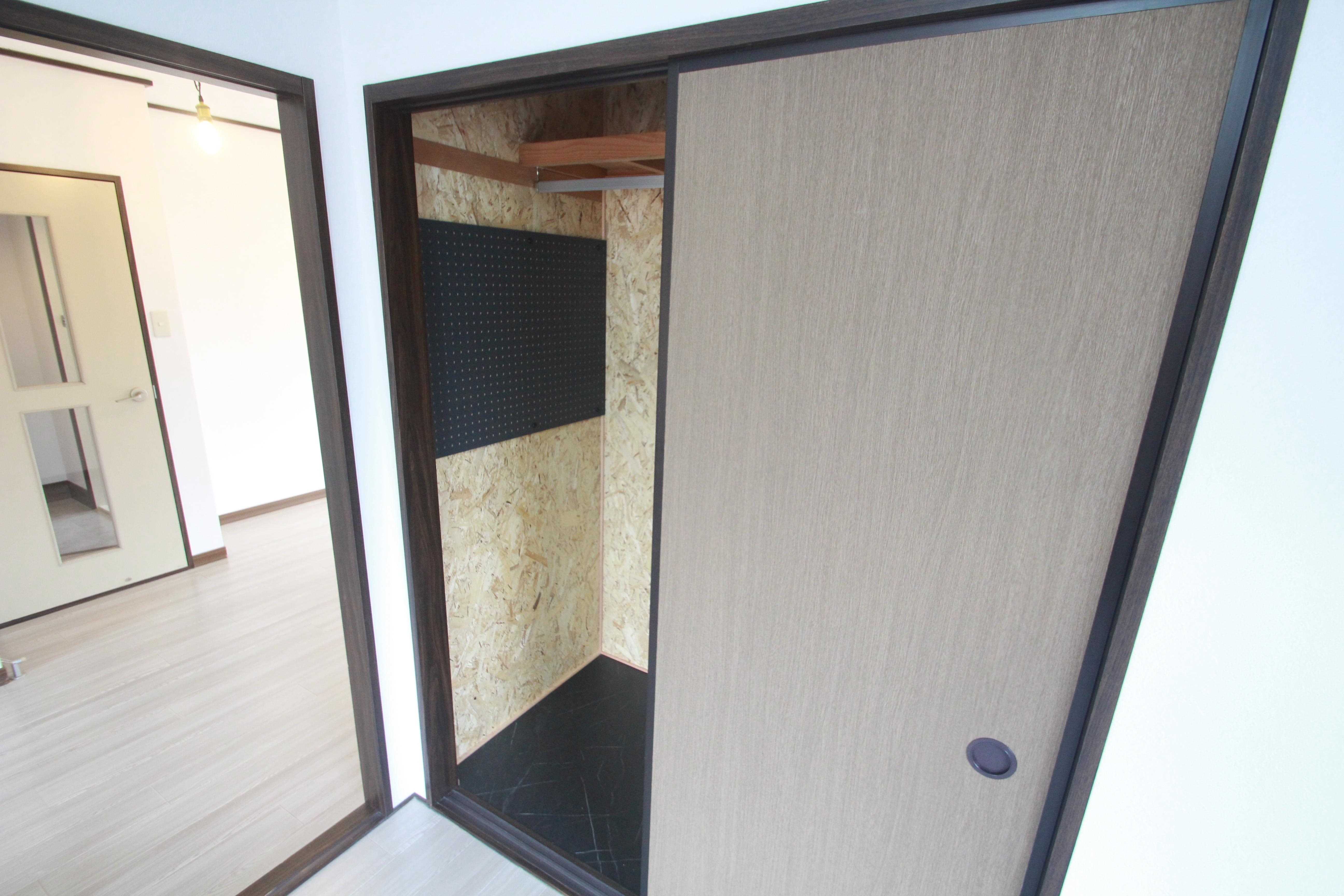 収納　収納はハンガーパイプが付いておりメタルラックで自由度が上がり