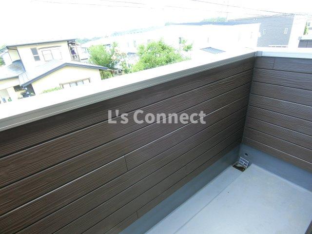 バルコニー　２階のお部屋で晴れた日には洗濯物もたくさん干せます。